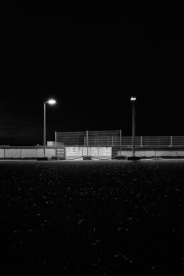 Schwarzweiß-Fotografie, Thema: Stadt: Laternen auf ehemaligen Parkdeck bei Nacht