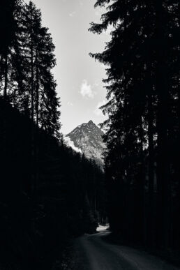 Schwarzweiß-Fotografie, Thema: Landschaft: Ausblick auf alpine Bergspitze