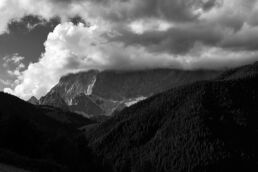 Schwarzweiß-Fotografie, Thema: Landschaft: Woken über Wald und Berg