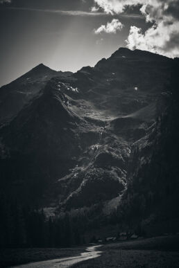 Schwarzweiß-Fotografie, Thema: Landschaft: Alpiner Berg in der Abendsonne