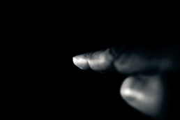 Schwarzweiß-Fotografie, Thema: Körper: Hand im Halbschatten