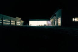 Fotografie, Offene Garage des Pistendienstes bei Nacht